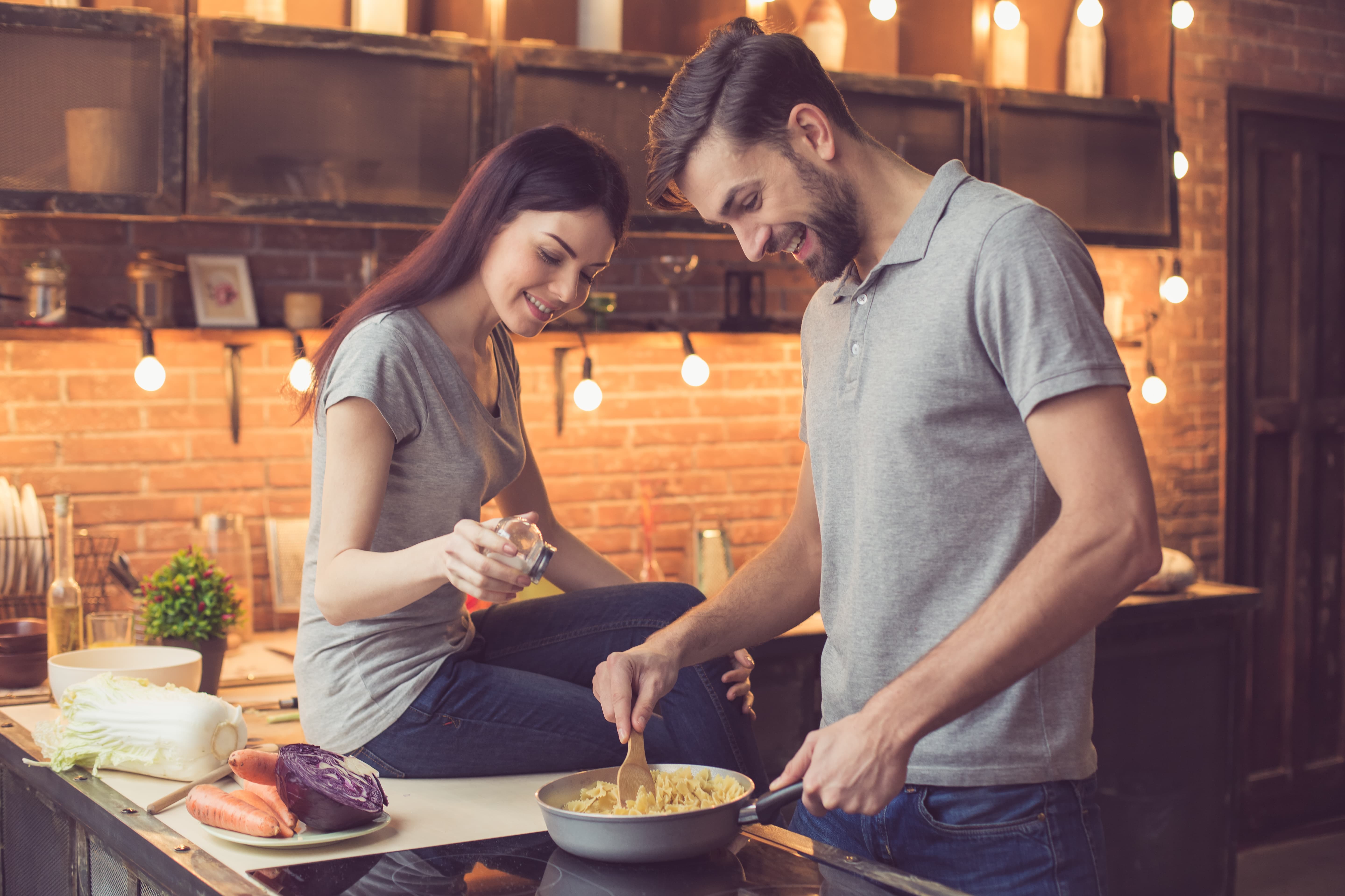 He cooks dinner. Готовка на кухне. Влюбленные на кухне. Парень и девушка готовят. Готовим вместе.